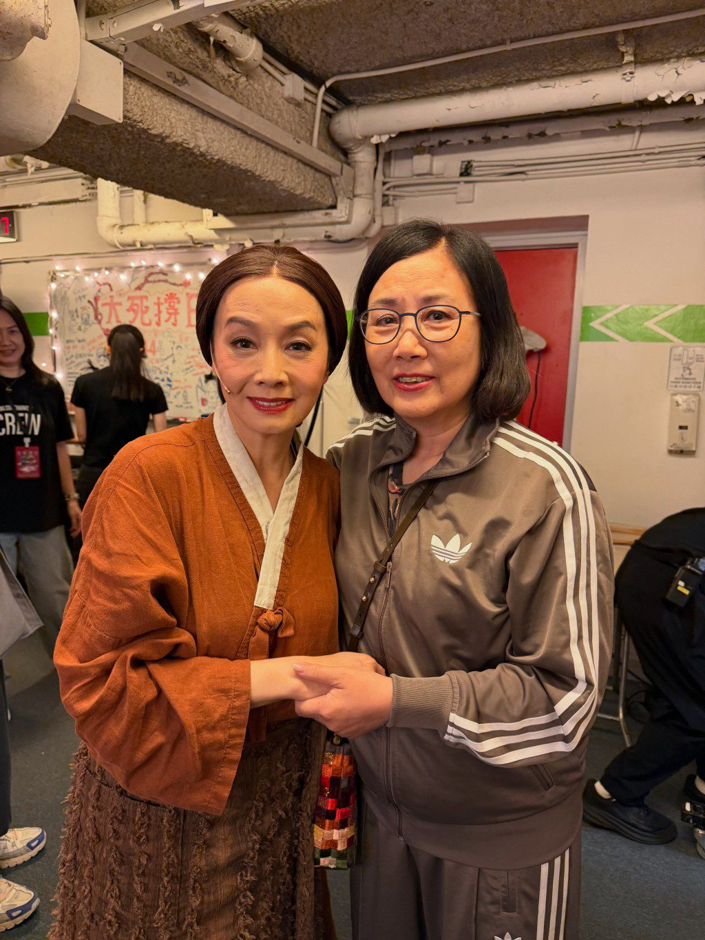 汪明荃親臨後台,擁抱毛舜筠祝賀尾場演出圓滿成功。