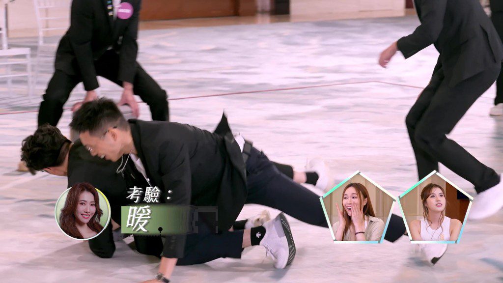 吳旭東與譚梓樂迅速衝前爭奪座位。