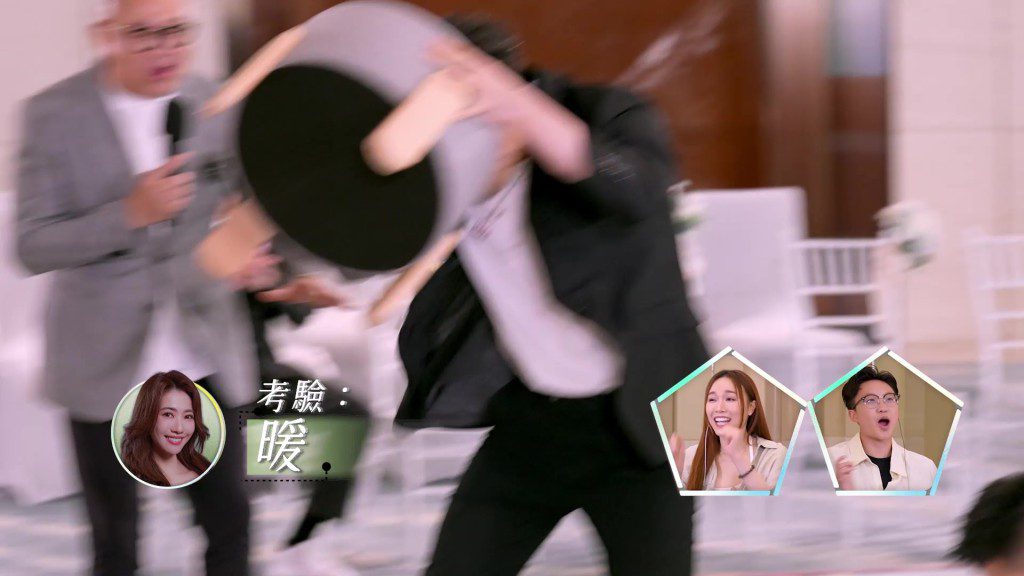 吳旭東最終在阮嘉敏對面坐下。