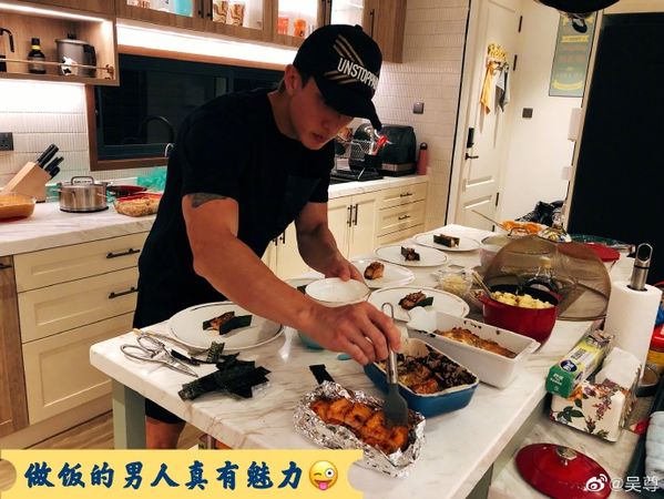 吳尊家中的廚房空間也十分寬敞。