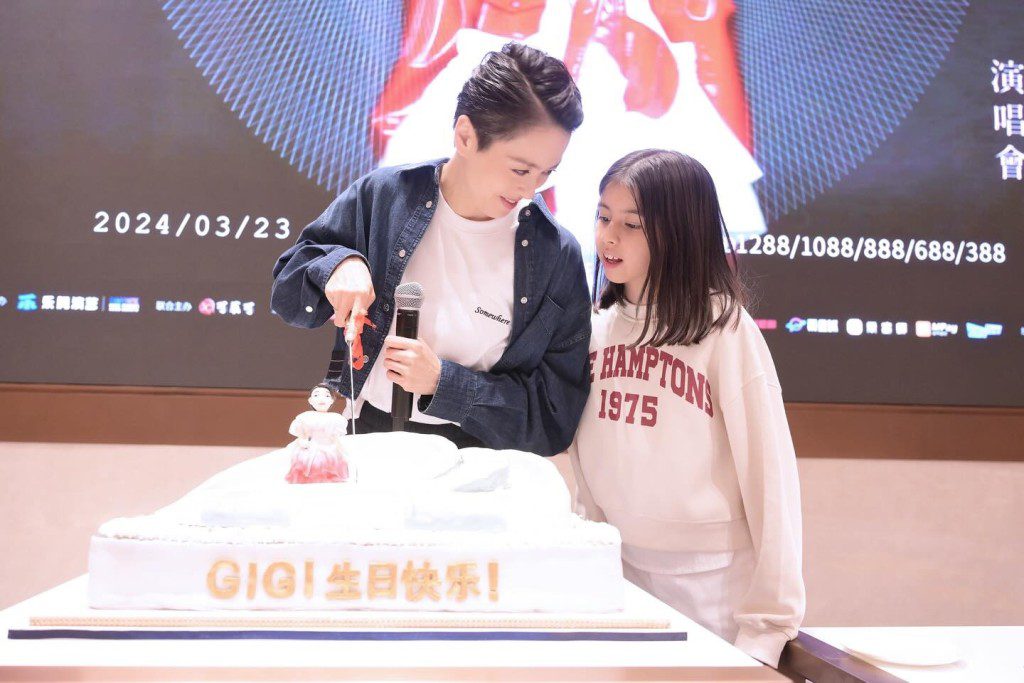梁詠琪在演唱會期間度過生日,女兒亦有到場一同慶祝。