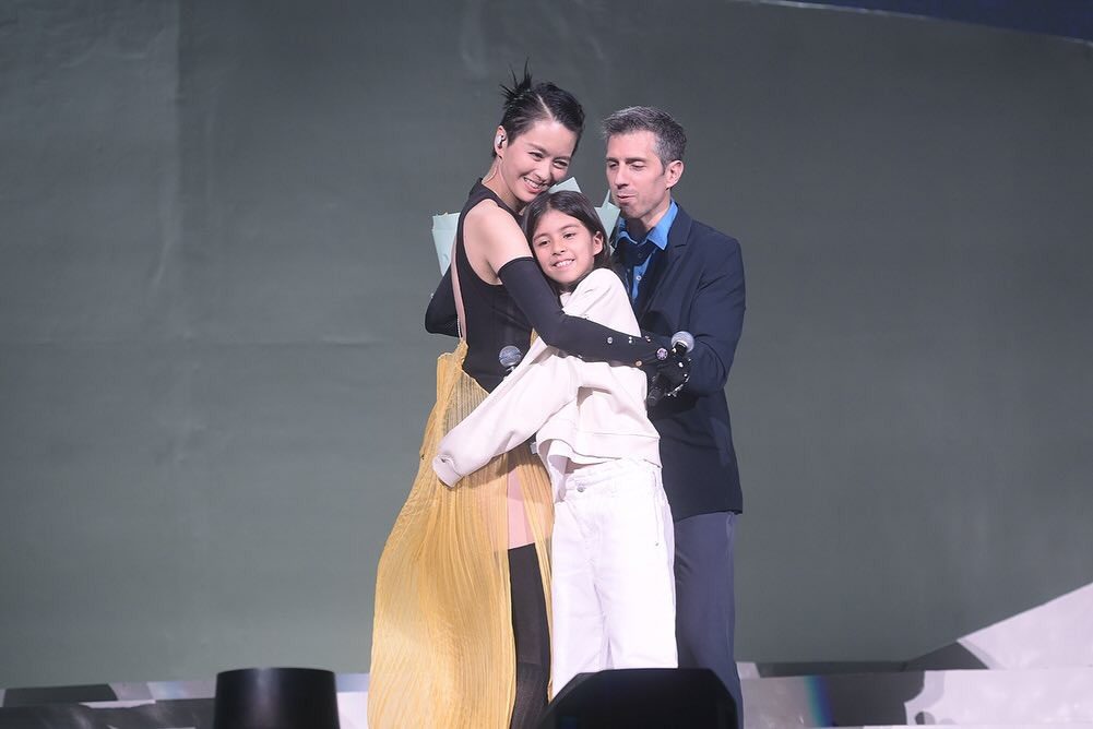 梁詠琪舉行演唱會時,曾與丈夫和女兒一家三口溫馨同台。