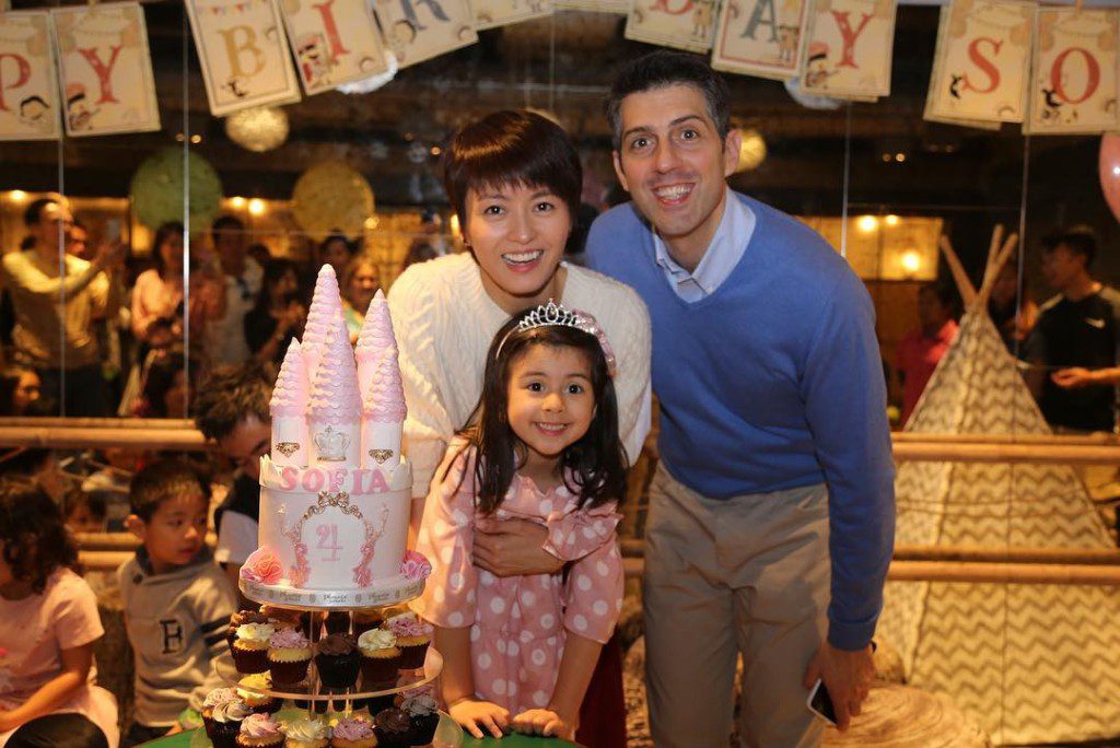 梁詠琪與西班牙籍丈夫於2011年結婚,兩人緣起於一見鍾情。