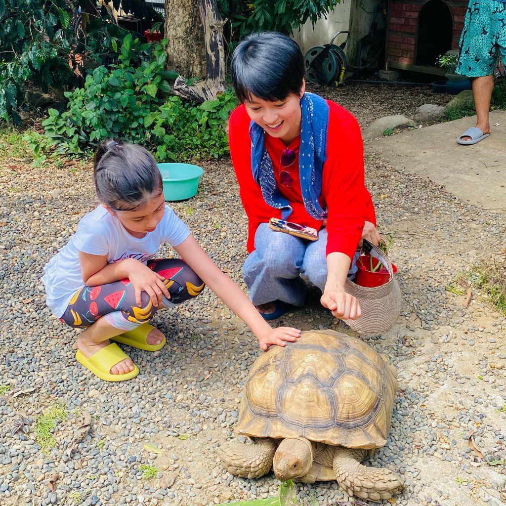 梁詠琪一有時間便會陪伴女兒,享受親子時光。