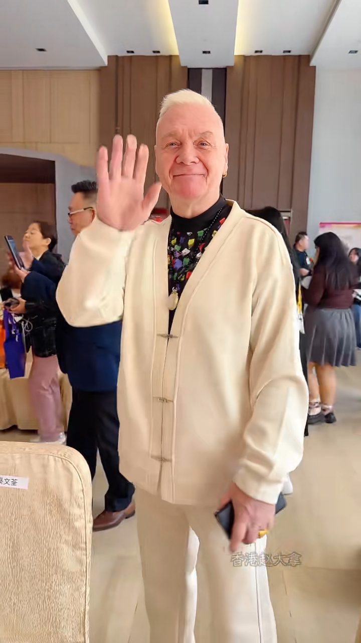 遇到粉絲時,何麥熱情點頭揮手,展露和藹笑容。