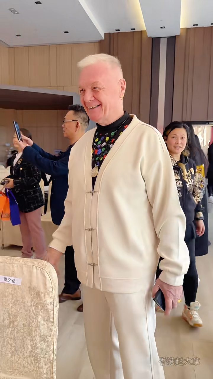 他友善慈祥地與粉絲打招呼。