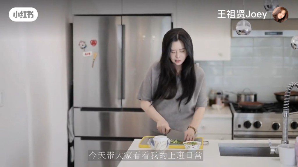 王祖賢寓所的特大廚房,讓她享受烹飪樂趣。