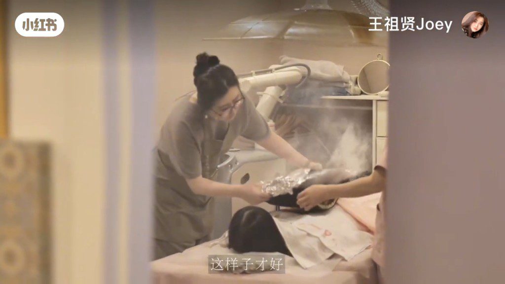 王祖賢在艾灸館親自招呼客人,不少人慕名而來,希望一睹女神風采。