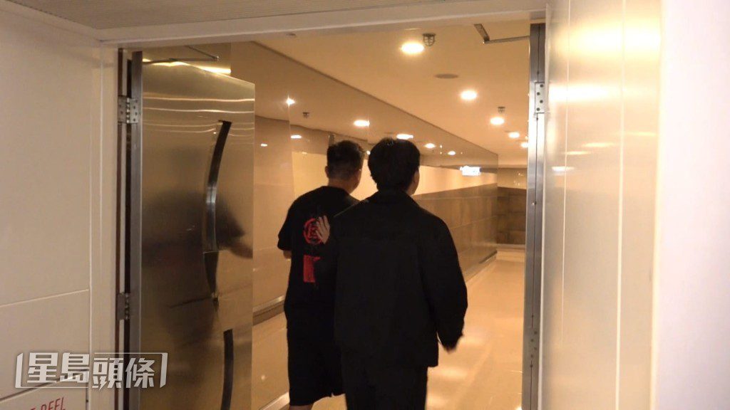 在工作人員的護送下,王至尊準備離開會場。