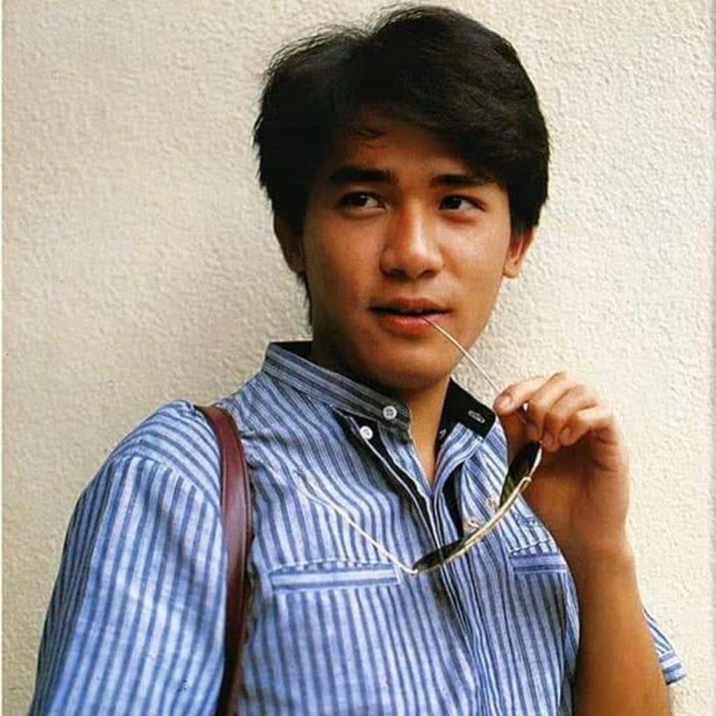 梁朝偉15歲輟學,曾做過報童和電器推銷員,後來陪周星馳投考演員訓練班而入行。
