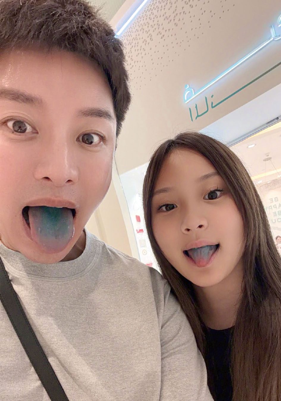 ■兩人吃完零食之後舌頭都被染成藍色。 網上圖片