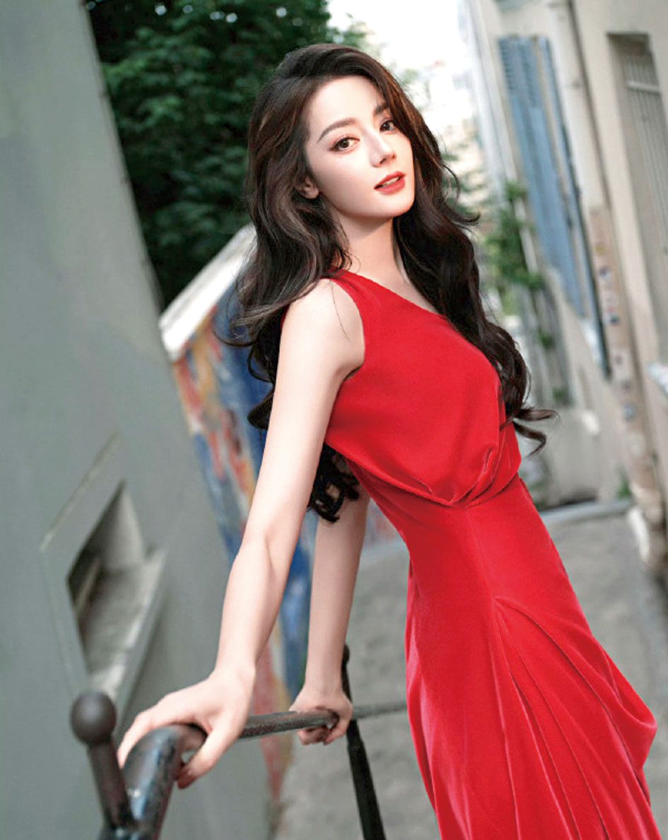 迪麗熱巴赴巴黎出席夏季女裝大秀。 網上圖片