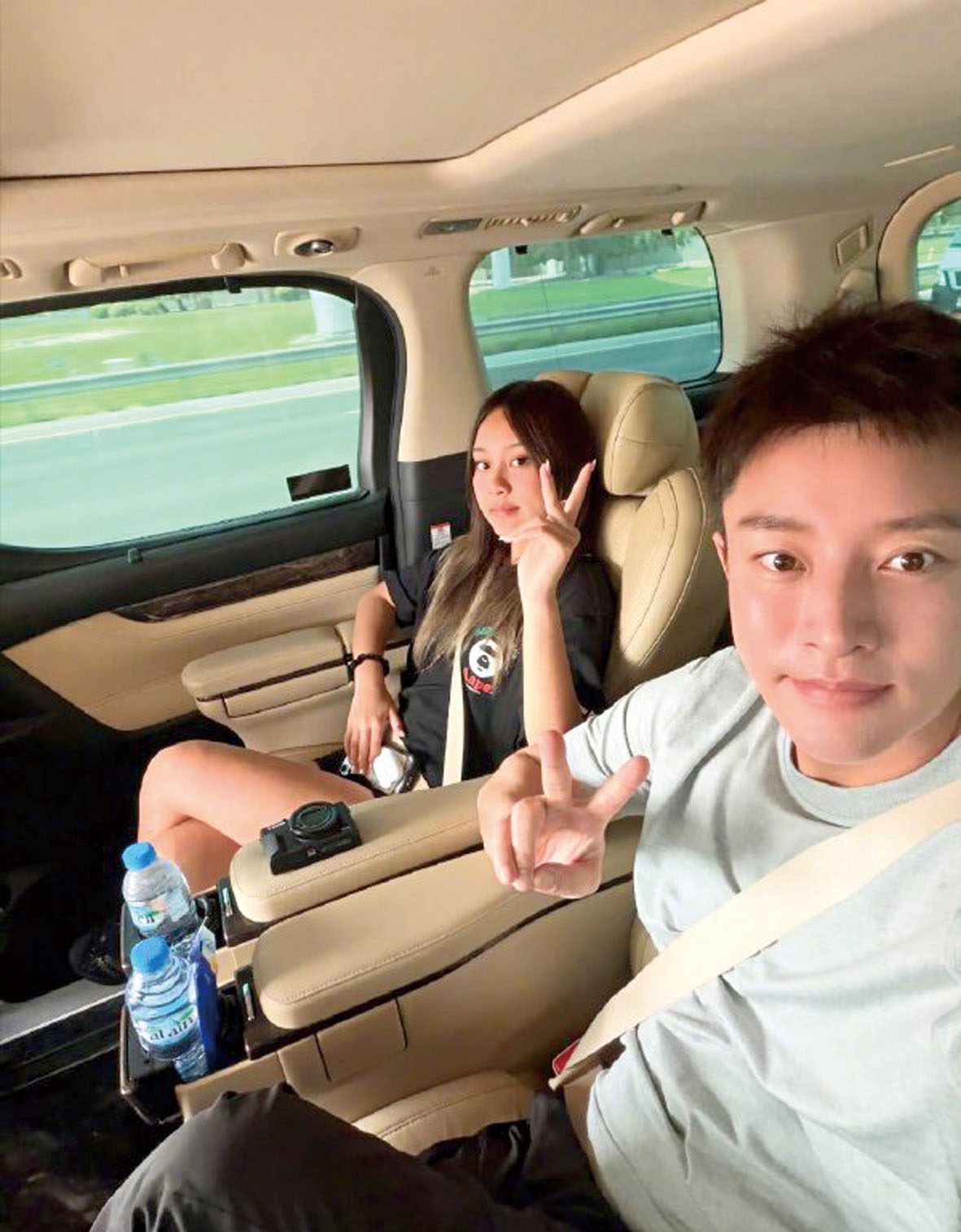 ■父女坐在車內自拍。 網上圖片