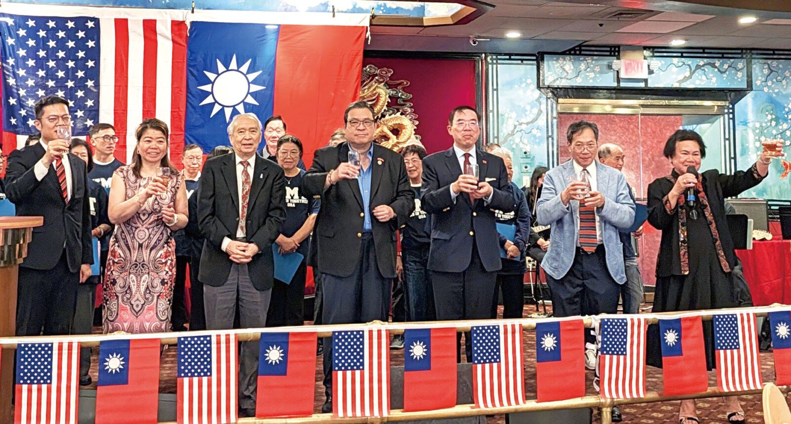 （左起）康雅雄、陳文清、蔣宗壬、陳仕維、黃耀良、雷國輝、余麗瑛給來賓敬酒。李強攝