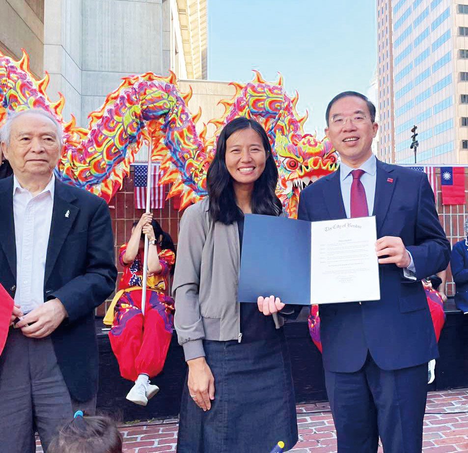（左起）蔣宗壬、吳弭、黃耀良在頒發國慶賀狀儀式中。