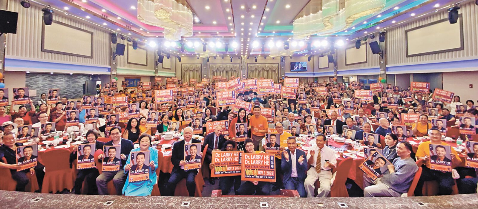 部分出席2日支持賀立寧博士競選紐約州第17選區州參議員造勢晚會嘉賓合影。 張之銘攝