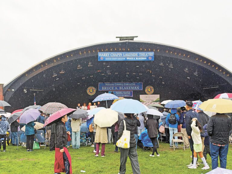 民眾冒雨撐傘參加納蘇郡中秋嘉年華。