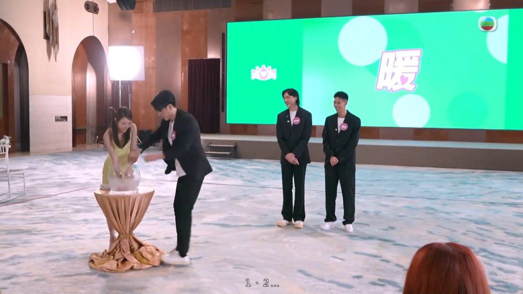 吳旭東(東東)如偶像劇情節般,衝到阮嘉敏身邊。
