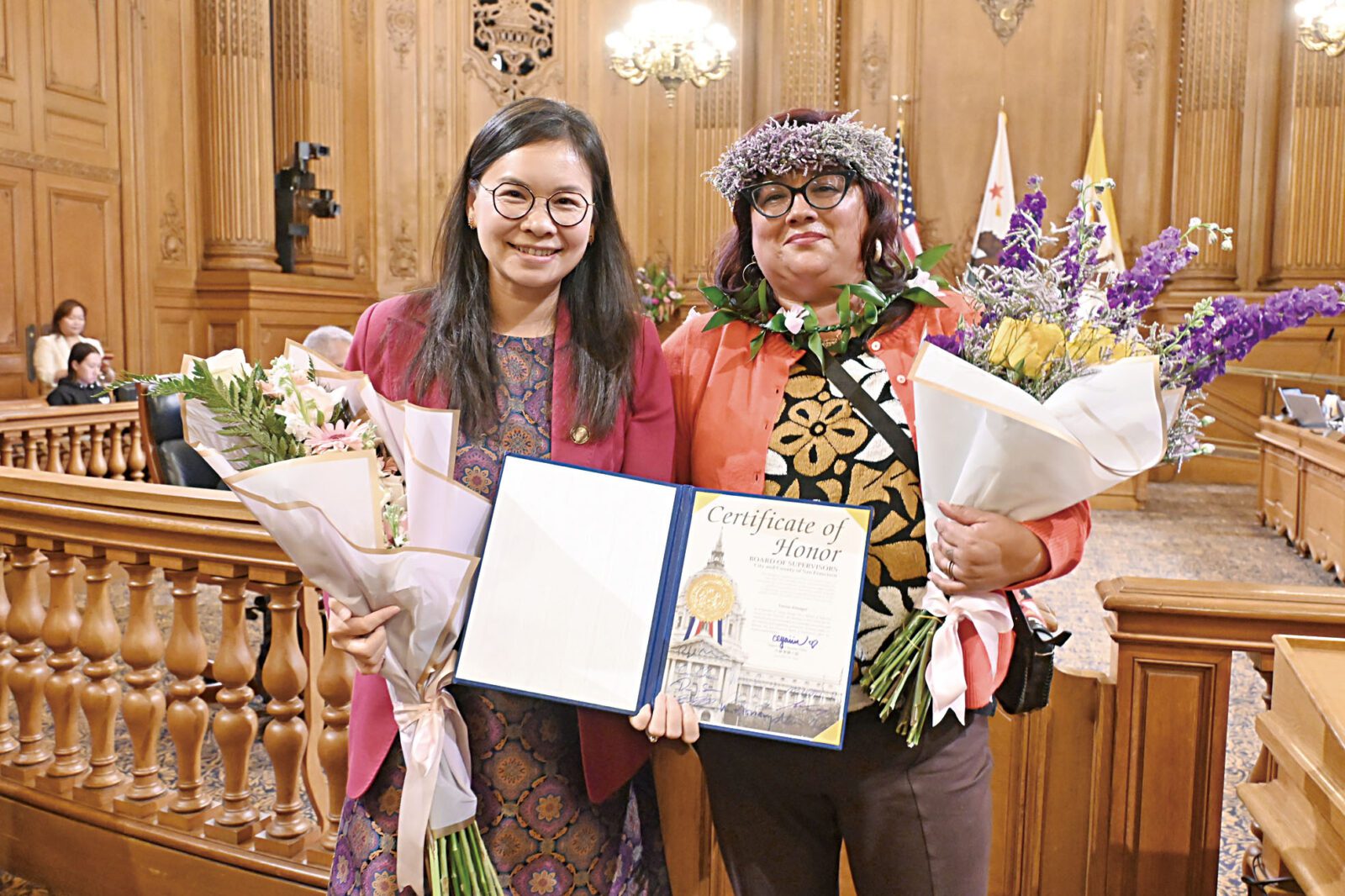第11區市參事陳小焱向昔日恩師阿爾馬格爾(右)頒發榮譽證書。市參事辦公室