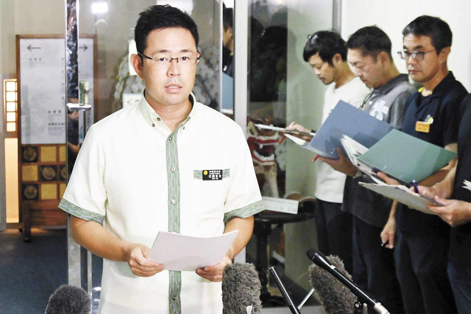 沖繩縣知事古謝玄太就案件向傳媒發言。 美聯社