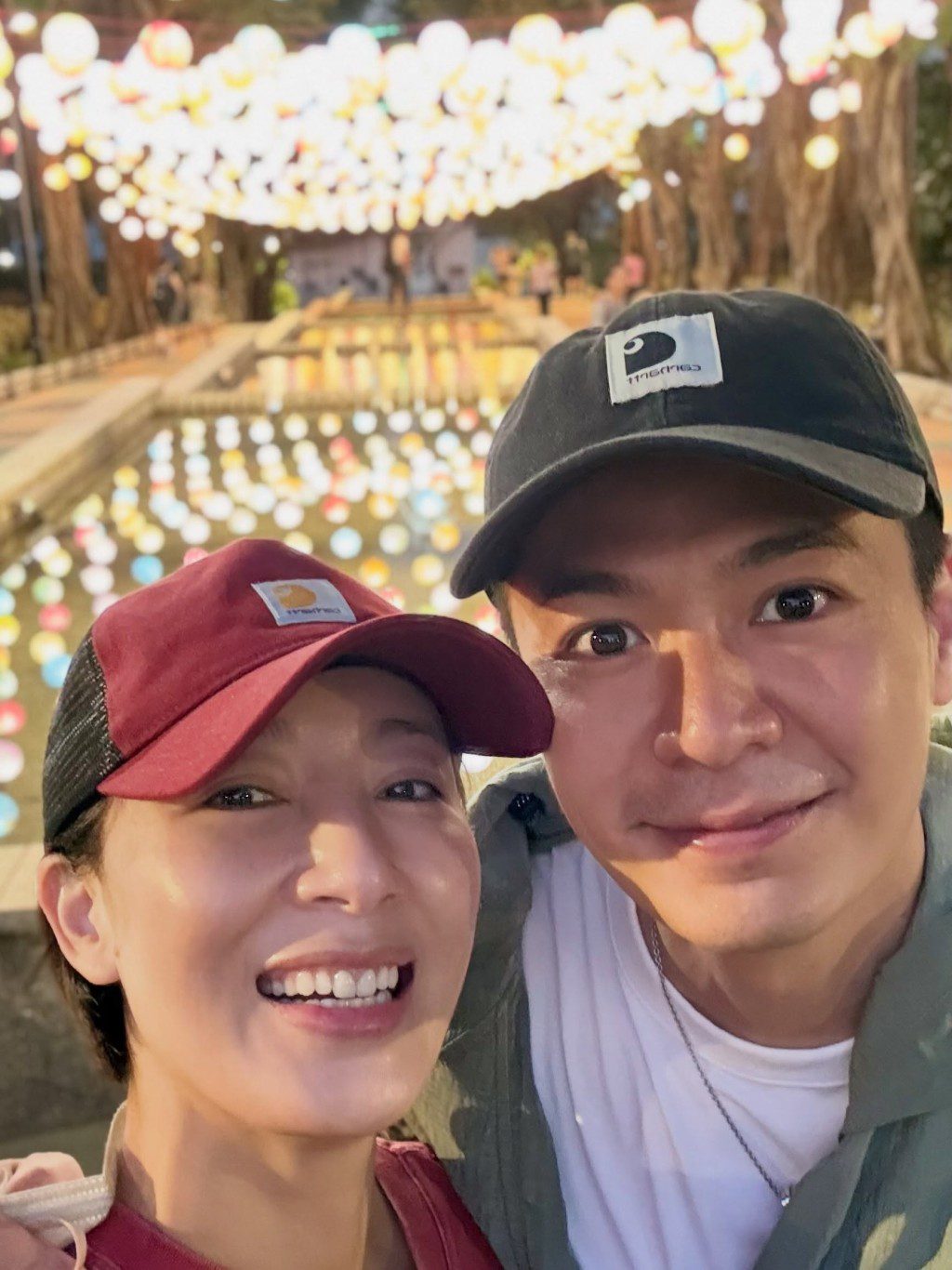 夫妻倆亦上傳了甜蜜合照，大放閃光彈。