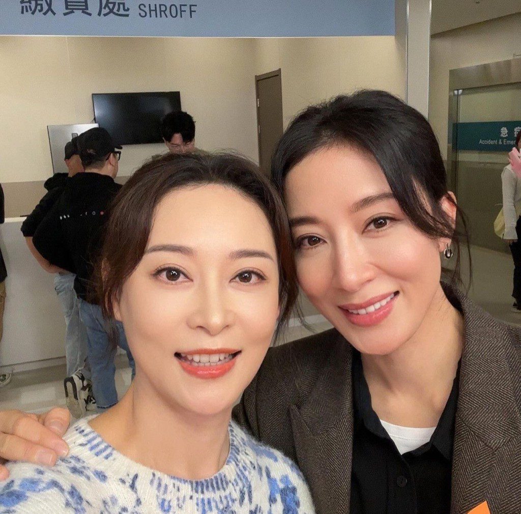 楊卓娜曾與妹妹楊茜堯（前名楊怡）合作。