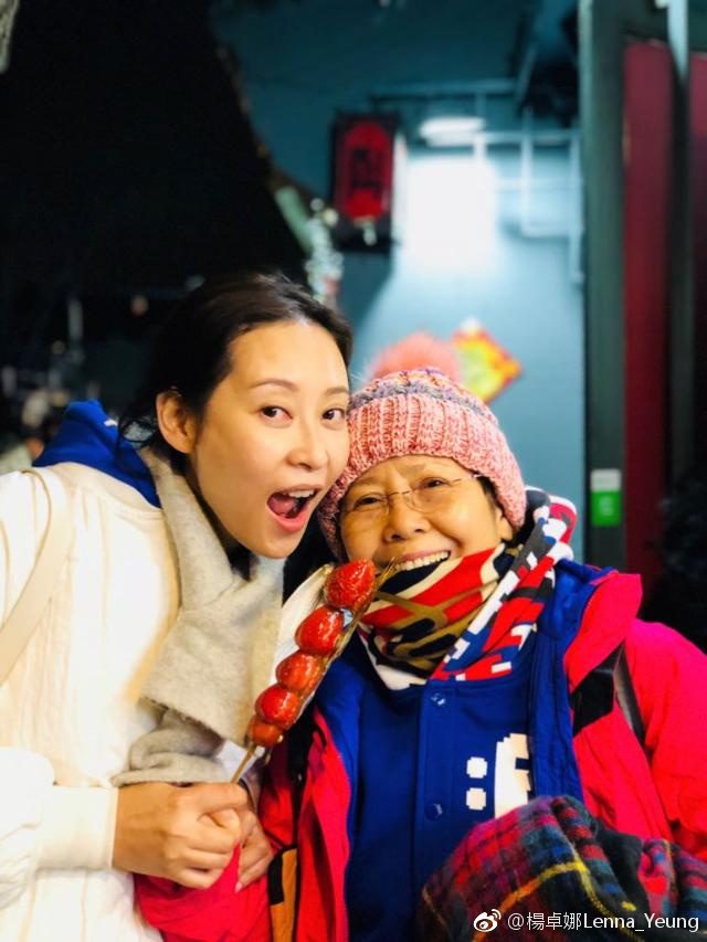 童年生活條件有限，但母親總把最好的留給兩姊妹。