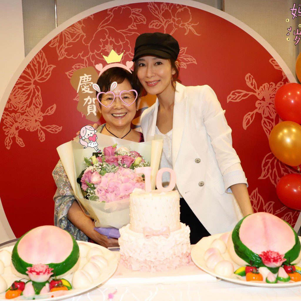 2019年，楊茜堯為母親慶祝70歲生日。