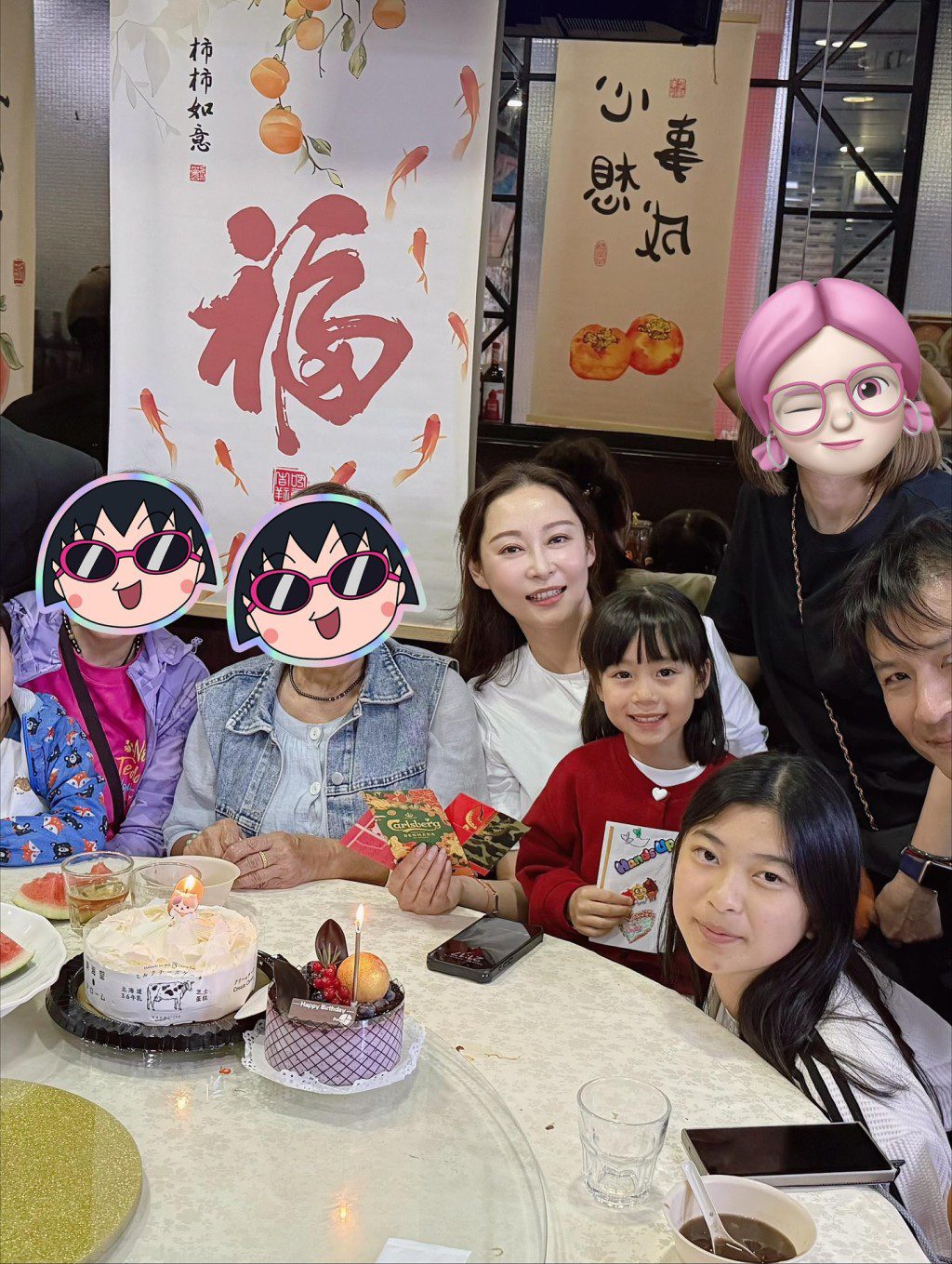 壽星女楊卓娜與家人吃飯慶祝，笑得非常開心。