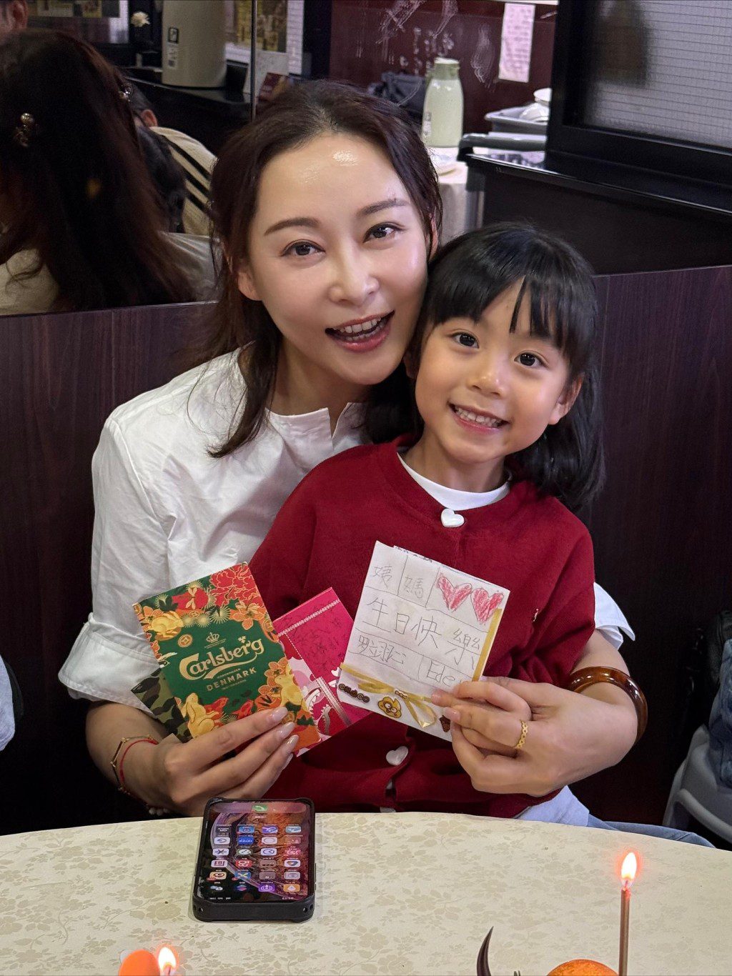 楊卓娜收到妹妹楊茜堯5歲女兒「小珍珠」親手繪畫的生日卡。