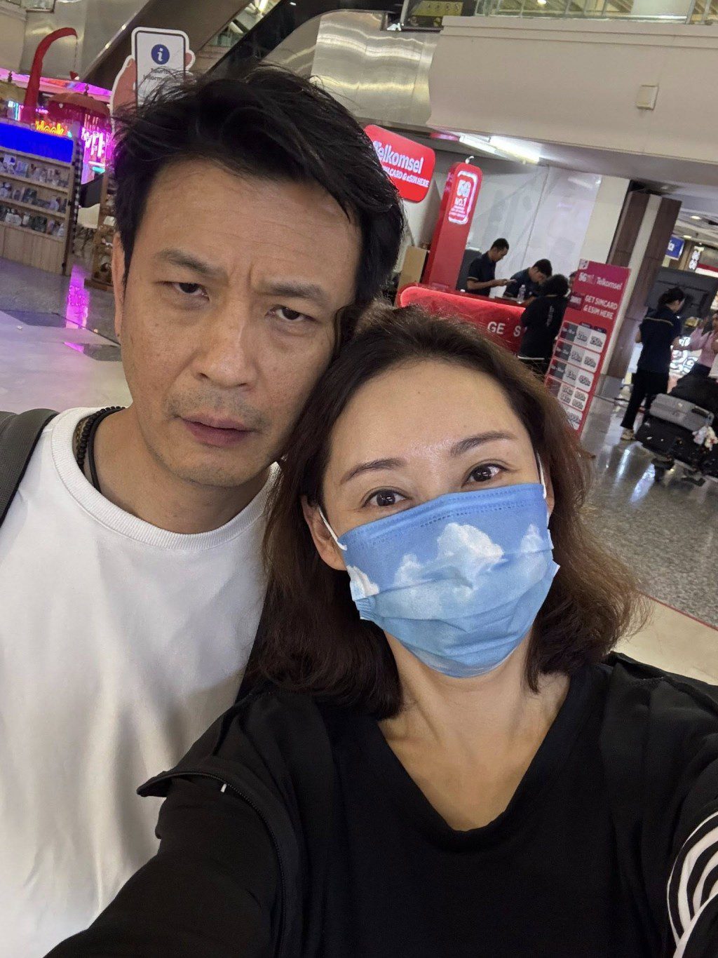 楊卓娜早前舉家外遊。