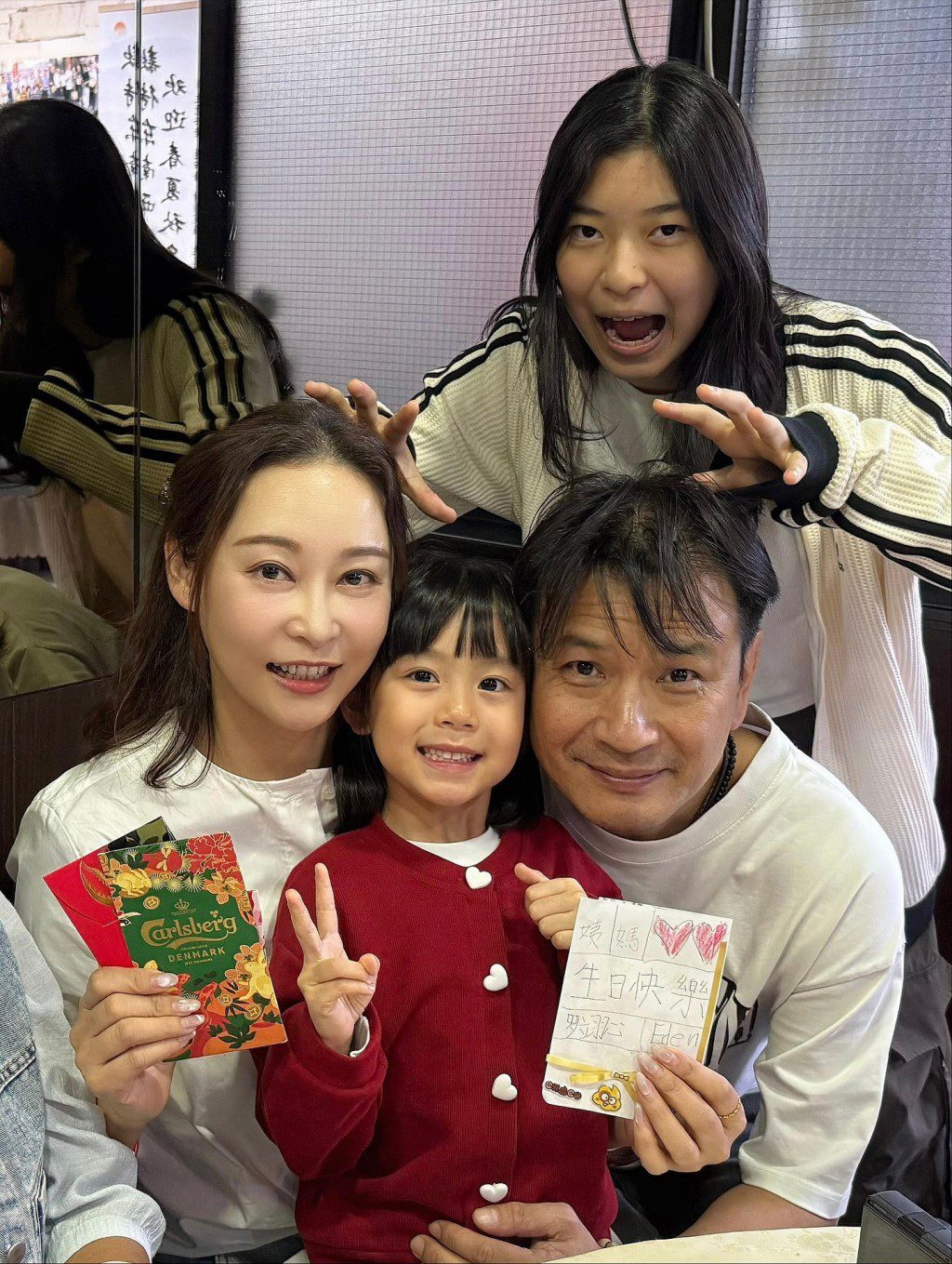 楊卓娜與家人一同慶祝生日。