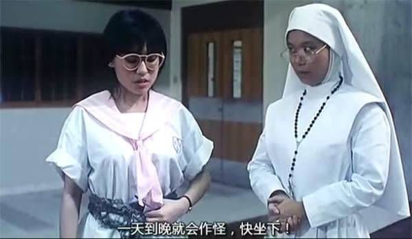 杜麗莎於經典電影《開心鬼》中演出修女角色。