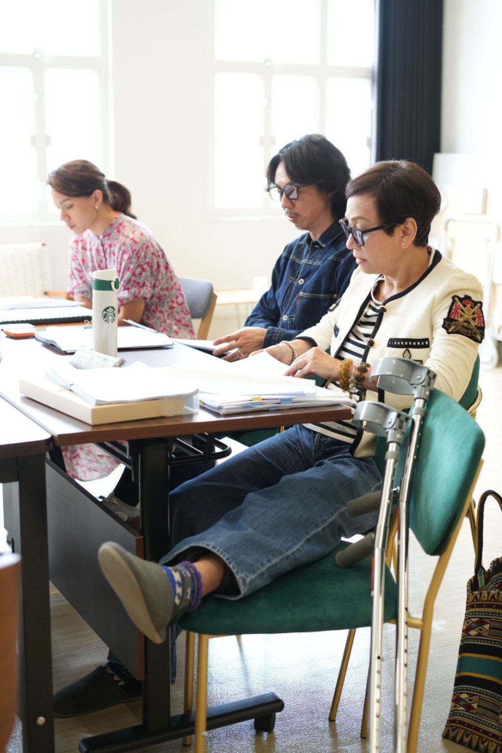 余安安輕鬆參與圍讀過程。