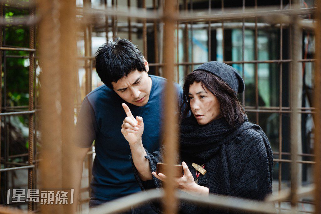 陳家樂飾演的警探最初視超儀為瘋婦，後來卻相信其異能並聯手查案。