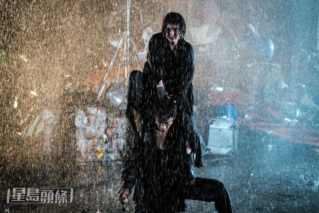 何超儀透露與張文傑拍攝雨中打鬥戲難度高，更不慎真的擊中對方。