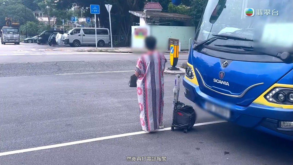 火爆姐用身體阻擋旅遊巴離開。