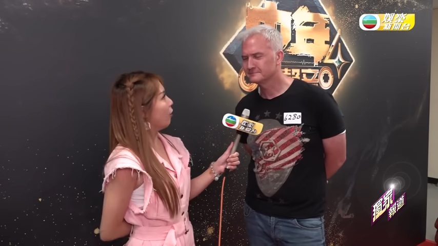 他的身形比以往豐腴了一些。