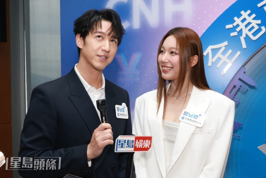 馮允謙與同門師妹黃淑蔓一同現身中環，出席信用卡推廣活動。