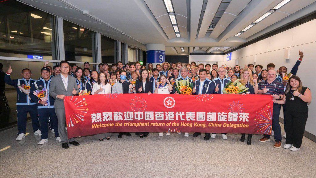 名古屋亞運港隊凱旋 羅淑佩機場迎接 七欖金牌得主蔡紀駿借獎牌合照