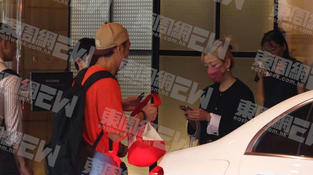 許志安與鄭秀文(Sammi)於銅鑼灣低調現身。