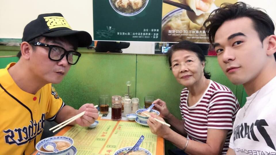 龐景峰不時會陪伴父親錢小豪及祖母吃飯。