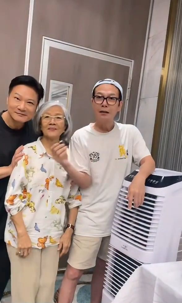 錢小豪與錢嘉樂日前與母親共慶中秋。