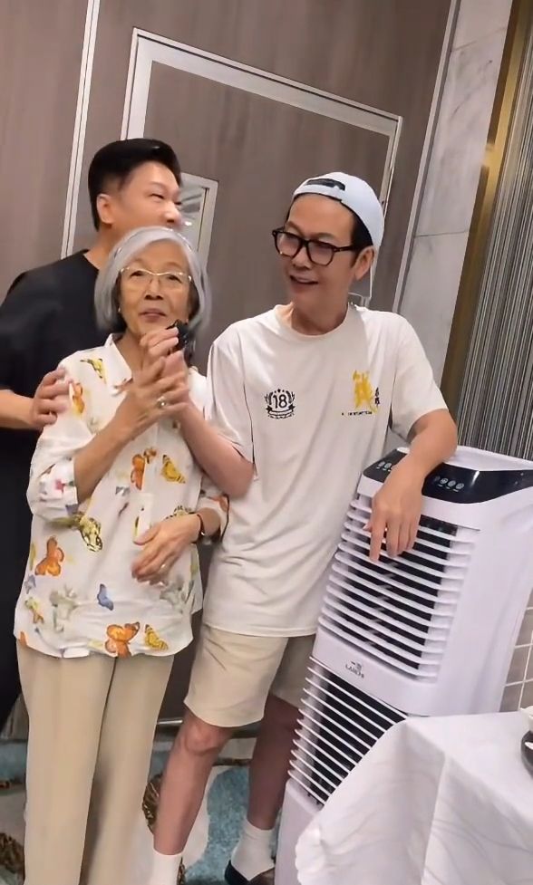 錢小豪與錢嘉樂陪伴母親一同出鏡。