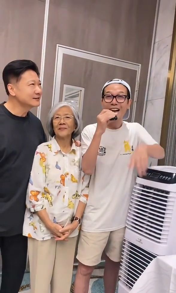 錢小豪與胞弟錢嘉樂的母親十分精靈。