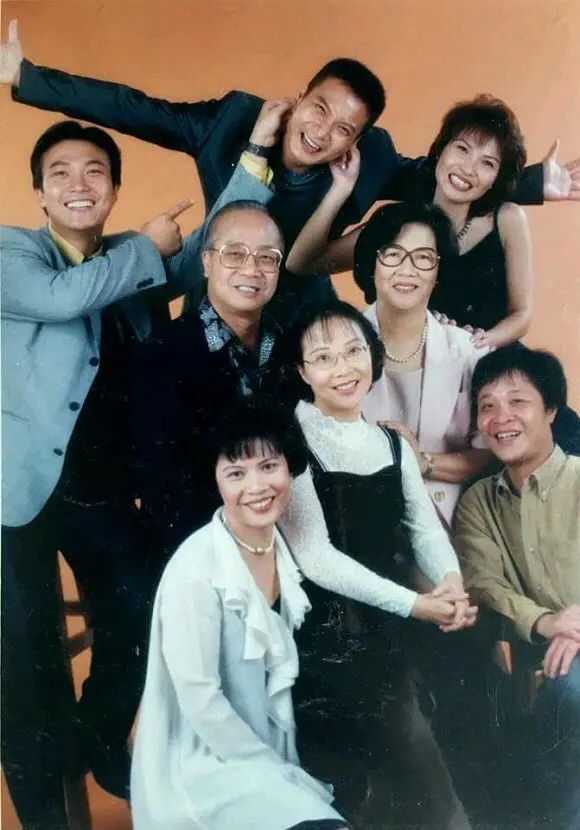 錢小豪與胞弟錢嘉樂年輕時與父母及家人拍攝的全家福。(網上圖片)