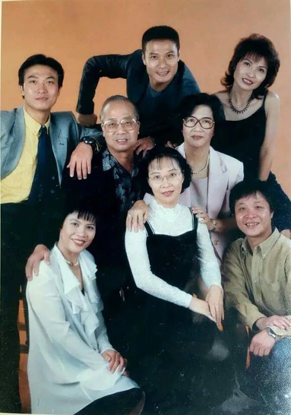 網上曾流傳錢小豪與胞弟錢嘉樂的家族合照。(網上圖片)