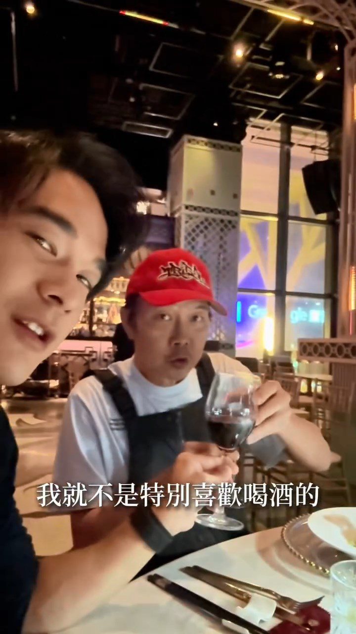 龐景峰與父親錢小豪舉杯。