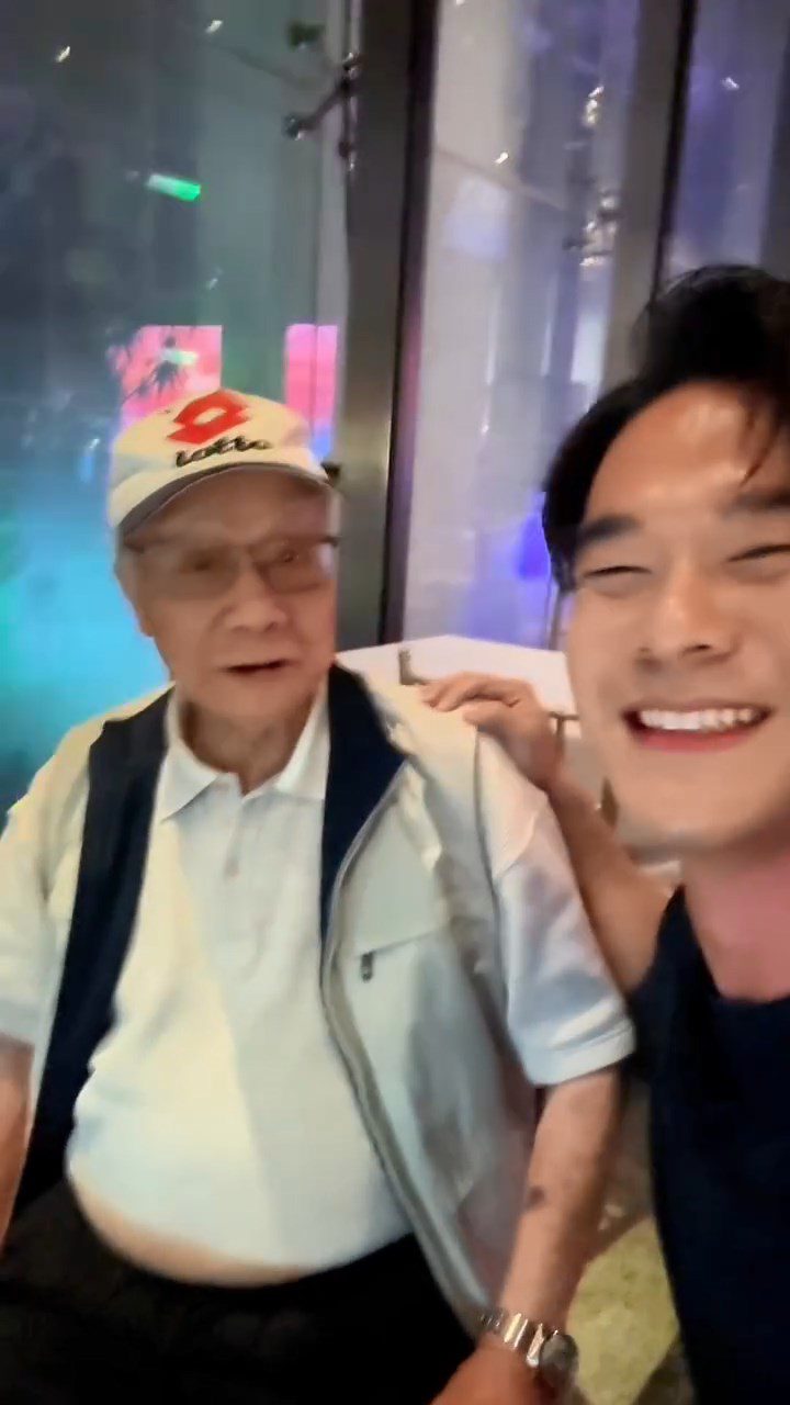 龐景峰詢問爺爺的感受。