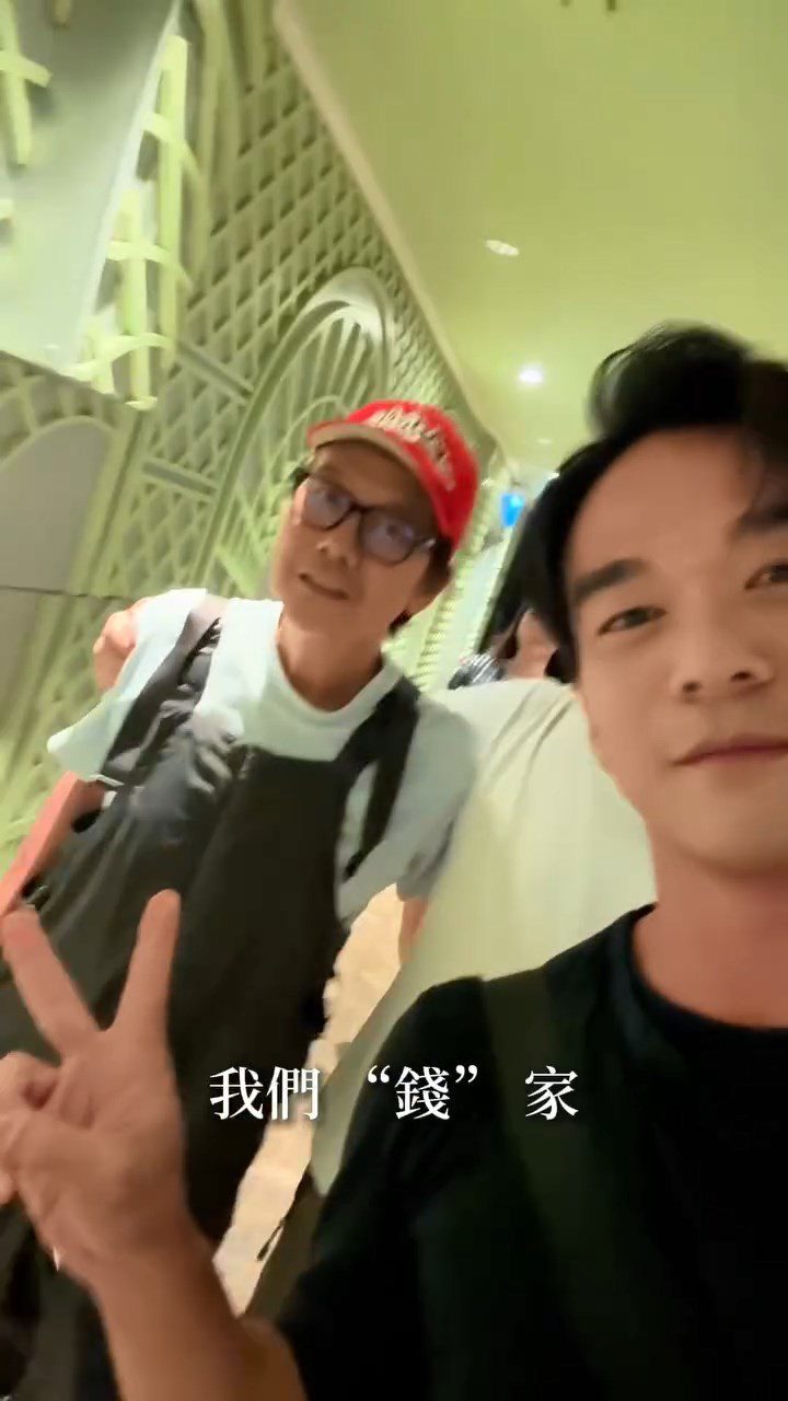 龐景峰與父親錢小豪合影。